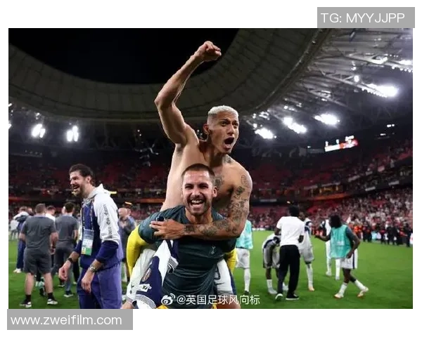 足球明星退役后转行解说员，重新诠释球场激情与智慧